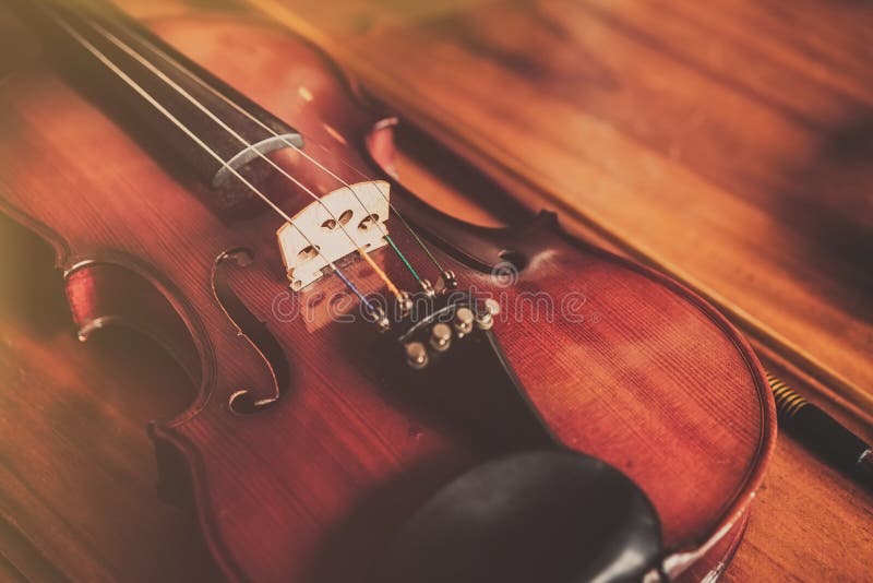 Chiuda su del violino su fondo di legno in annata fotografia stock libera da diritti Chiuda su del violino su fondo di legno in annata fotografia stock libera da diritti