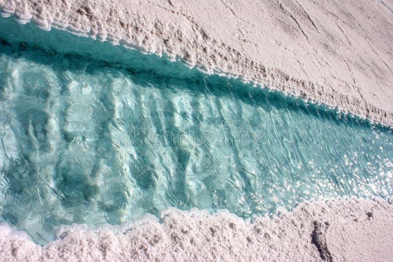Chiuda su dell'acqua su un giacimento del sale fotografia stock libera da diritti Chiuda su dell'acqua su un giacimento del sale fotografia stock libera da diritti