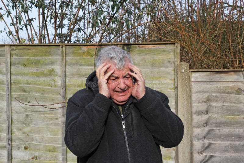 Chiuda su dell'uomo che avverte un attacco di panico fotografie stock Chiuda su dell'uomo che avverte un attacco di panico fotografie stock