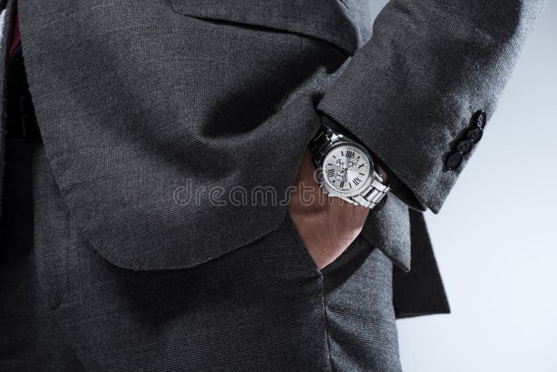 Chiuda su dell'uomo d'affari in vestito convenzionale con la mano in tasca, immagine stock libera da diritti Chiuda su dell'uomo d'affari in vestito convenzionale con la mano in tasca, immagine stock libera da diritti