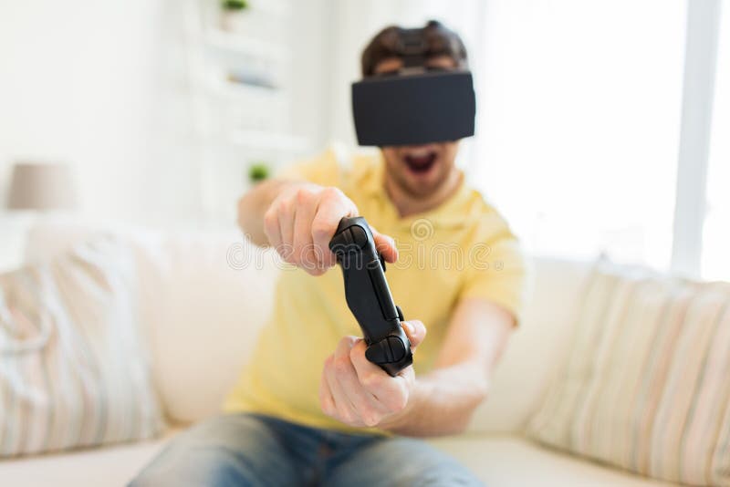Chiuda su dell'uomo nel gioco della cuffia avricolare di realtà virtuale immagini stock Chiuda su dell'uomo nel gioco della cuffia avricolare di realtà virtuale immagini stock