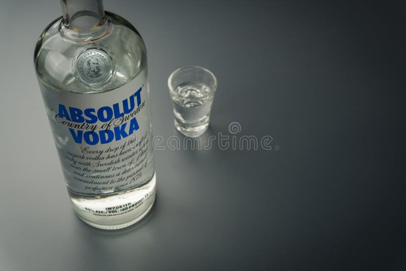 La Bottiglia Della Vodka Di Absolut E Le Latte Di Energia Di Red Bull