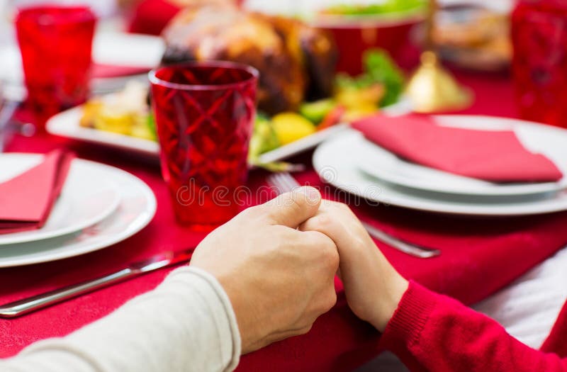 Chiuda su della cena di natale della famiglia a casa immagini stock libere da diritti Chiuda su della cena di natale della famiglia a casa immagini stock libere da diritti