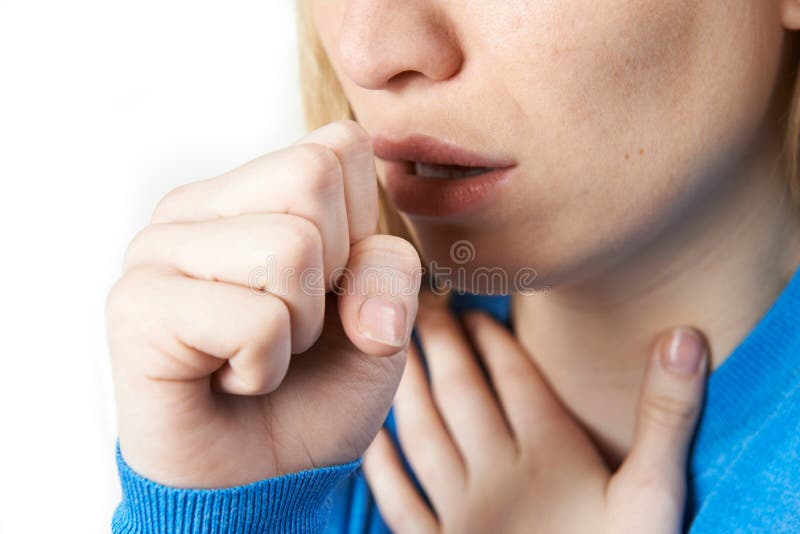 Chiuda su della donna che soffre con la tosse