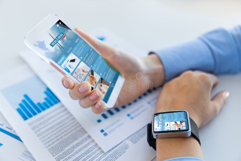 Chiuda su della donna con la pagina Web di notizie sullo smartphone immagini stock libere da diritti Chiuda su della donna con la pagina Web di notizie sullo smartphone immagini stock libere da diritti