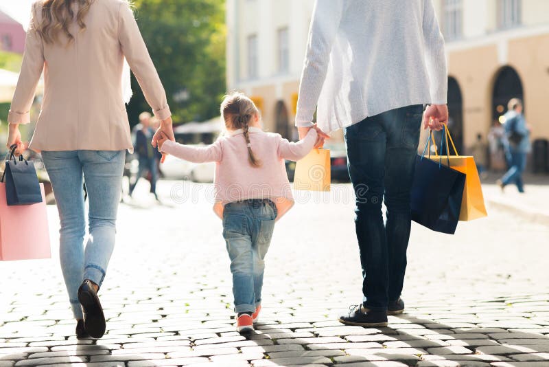Chiuda su della famiglia con acquisto del bambino nella città fotografia stock libera da diritti Chiuda su della famiglia con acquisto del bambino nella città fotografia stock libera da diritti