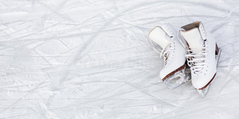 Chiuda su della figura pattini e dello spazio della copia sopra il fondo del ghiaccio con i segni pattinare o da hockey