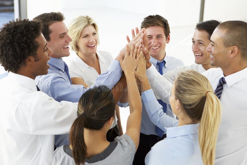 Chiuda su della gente di affari che si prende per mano in Team Building Exercise fotografie stock