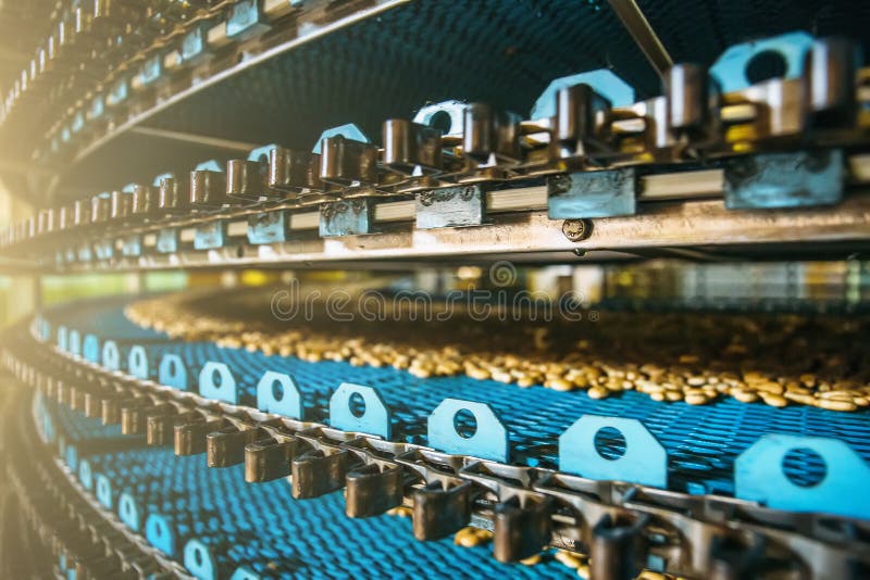 Chiuda su della linea alla fabbrica della confetteria, industria alimentare del trasportatore Produzione della pasticceria e del immagini stock libere da diritti Chiuda su della linea alla fabbrica della confetteria, industria alimentare del trasportatore Produzione della pasticceria e del immagini stock libere da diritti