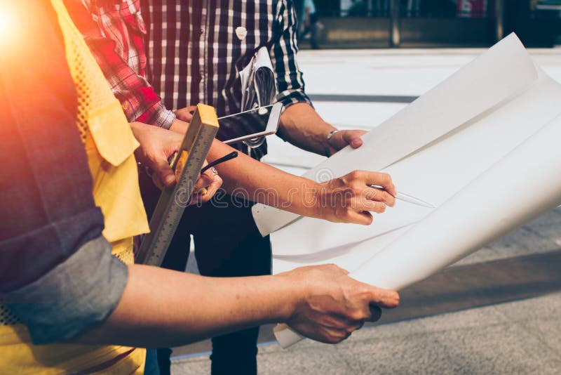 Chiuda su della riunione dell'ingegnere della mano per di progetto di lavoro architettonico con gli strumenti di ingegneria e del fotografie stock libere da diritti Chiuda su della riunione dell'ingegnere della mano per di progetto di lavoro architettonico con gli strumenti di ingegneria e del fotografie stock libere da diritti