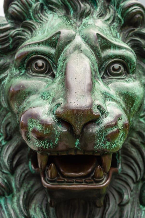 Chiuda su della testa di una scultura bronzea del leone fotografia stock libera da diritti Chiuda su della testa di una scultura bronzea del leone fotografia stock libera da diritti