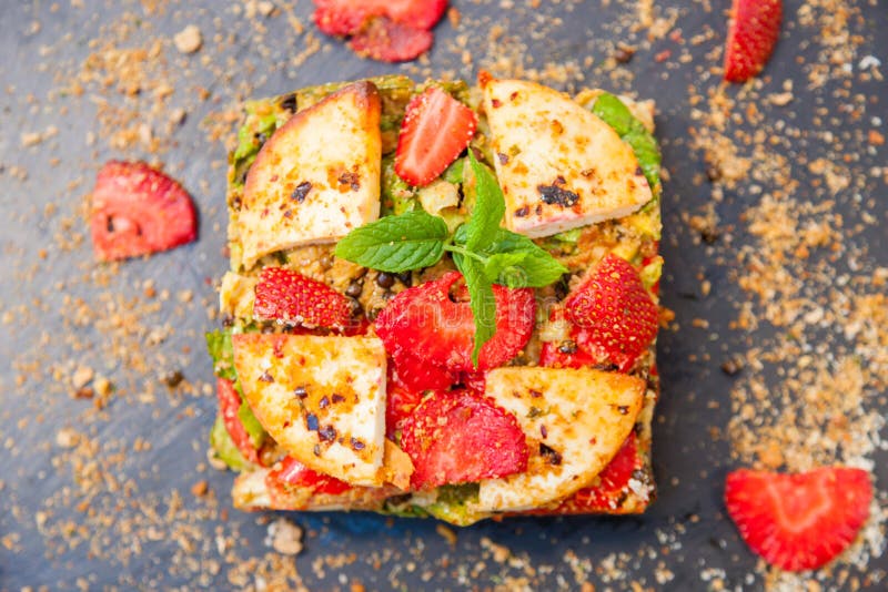 Chiuda su della torta di verdure con la decorazione immagine stock libera da diritti Chiuda su della torta di verdure con la decorazione immagine stock libera da diritti
