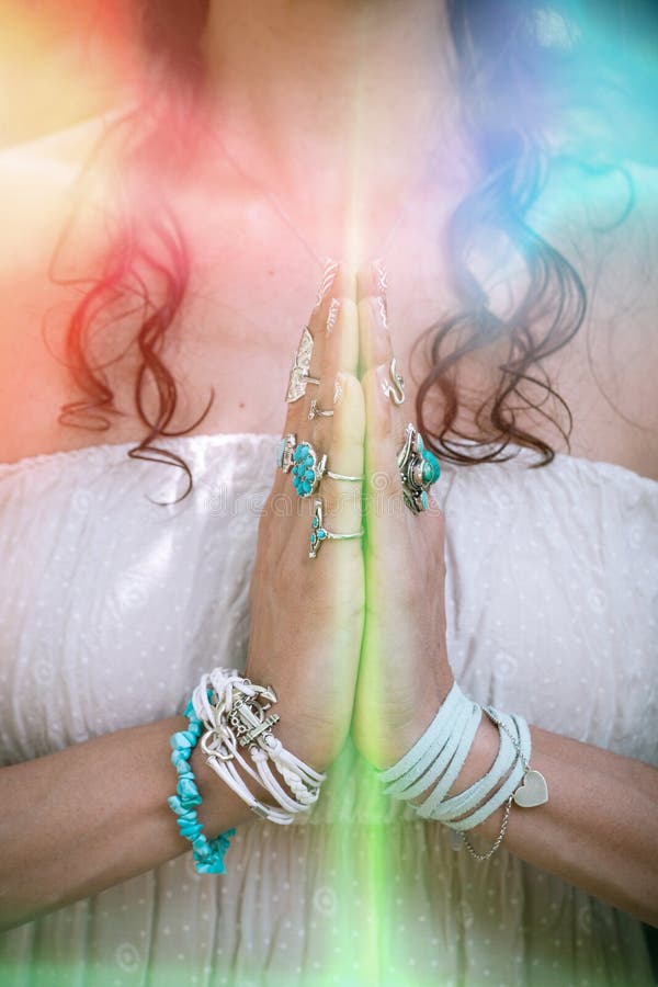 Chiuda su delle mani della donna di yoga in perdita della luce di gesto del namaste fotografia stock Chiuda su delle mani della donna di yoga in perdita della luce di gesto del namaste fotografia stock
