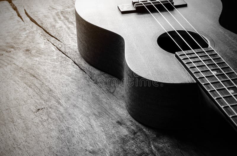 Chiuda su delle ukulele su vecchio fondo di legno fotografia stock libera da diritti Chiuda su delle ukulele su vecchio fondo di legno fotografia stock libera da diritti