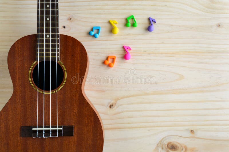 Chiuda su delle ukulele su vecchio fondo di legno immagine stock libera da diritti Chiuda su delle ukulele su vecchio fondo di legno immagine stock libera da diritti