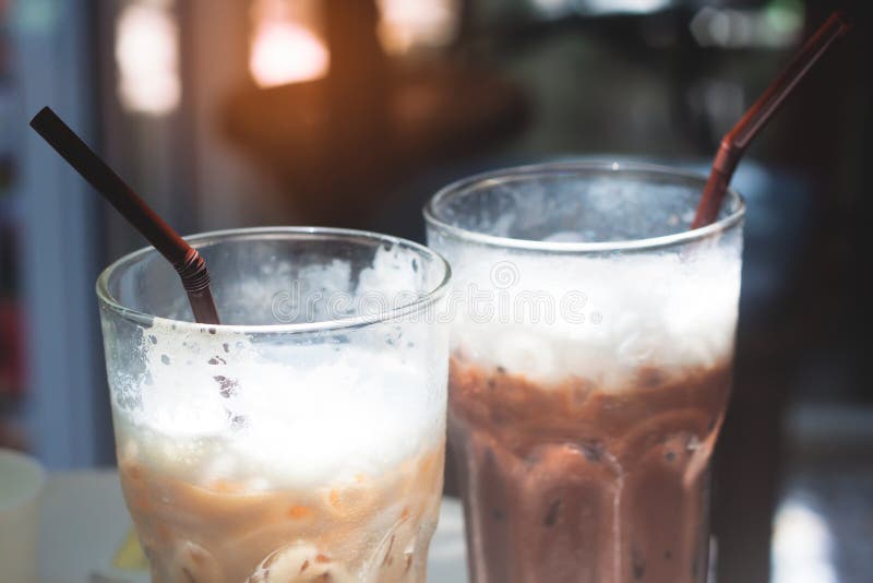 Chiuda su di caffè ghiacciato e di cioccolato ghiacciato in vetri fotografie stock libere da diritti Chiuda su di caffè ghiacciato e di cioccolato ghiacciato in vetri fotografie stock libere da diritti