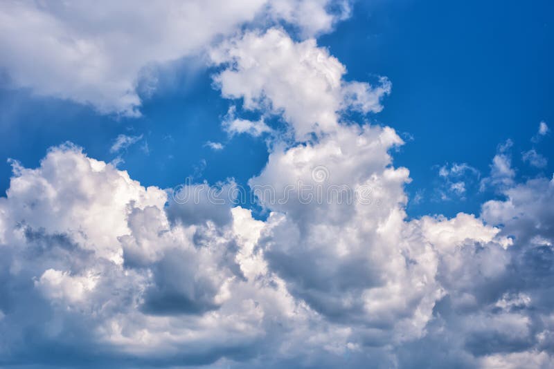 Chiuda su di cielo blu con le nuvole lanuginose bianche immagini stock libere da diritti Chiuda su di cielo blu con le nuvole lanuginose bianche immagini stock libere da diritti