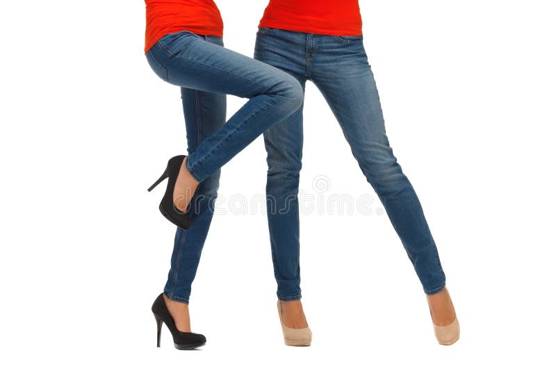 Chiuda su di due gambe delle donne in jeans fotografia stock libera da diritti Chiuda su di due gambe delle donne in jeans fotografia stock libera da diritti