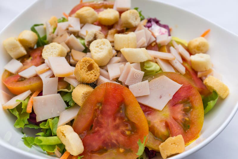 Chiuda su di insalata di verdure mista organica italiana con il prosciutto e la t fotografia stock Chiuda su di insalata di verdure mista organica italiana con il prosciutto e la t fotografia stock