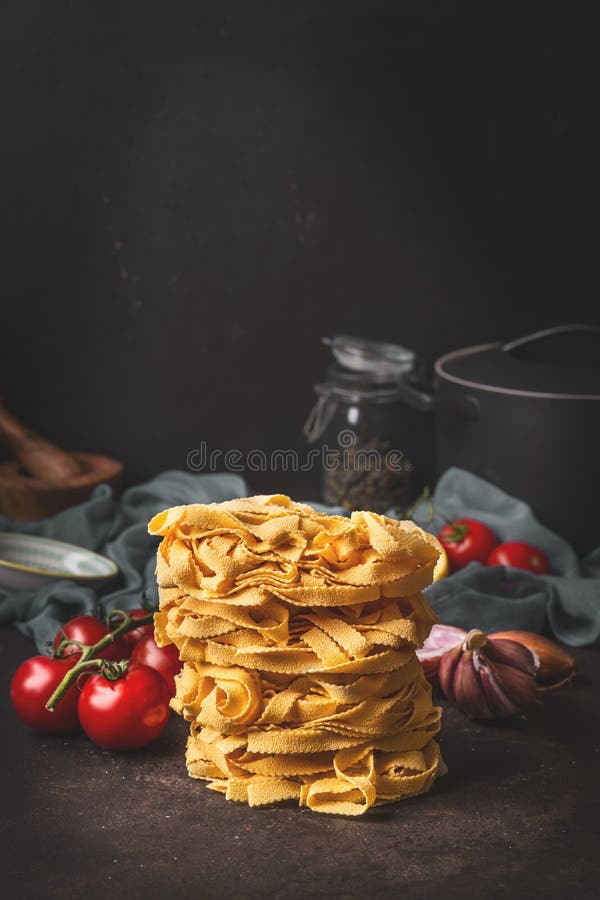 Chiuda su di pasta italiana casalinga sul tavolo da cucina scuro Alimento italiano sano Ancora vita 1 immagini stock Chiuda su di pasta italiana casalinga sul tavolo da cucina scuro Alimento italiano sano Ancora vita 1 immagini stock