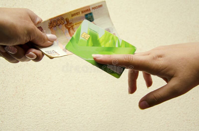 Chiuda su di scambio o di trasferimento una carta di credito e delle banconote ad un'altra persona Concetto di attivit? bancarie fotografia stock Chiuda su di scambio o di trasferimento una carta di credito e delle banconote ad un'altra persona Concetto di attivit? bancarie fotografia stock