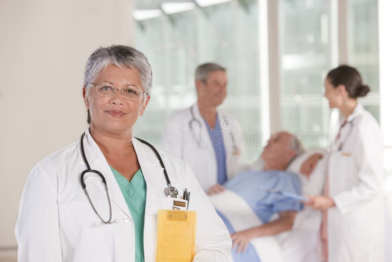 Chiuda in su di sorridere femminile del medico fotografie stock Chiuda in su di sorridere femminile del medico fotografie stock