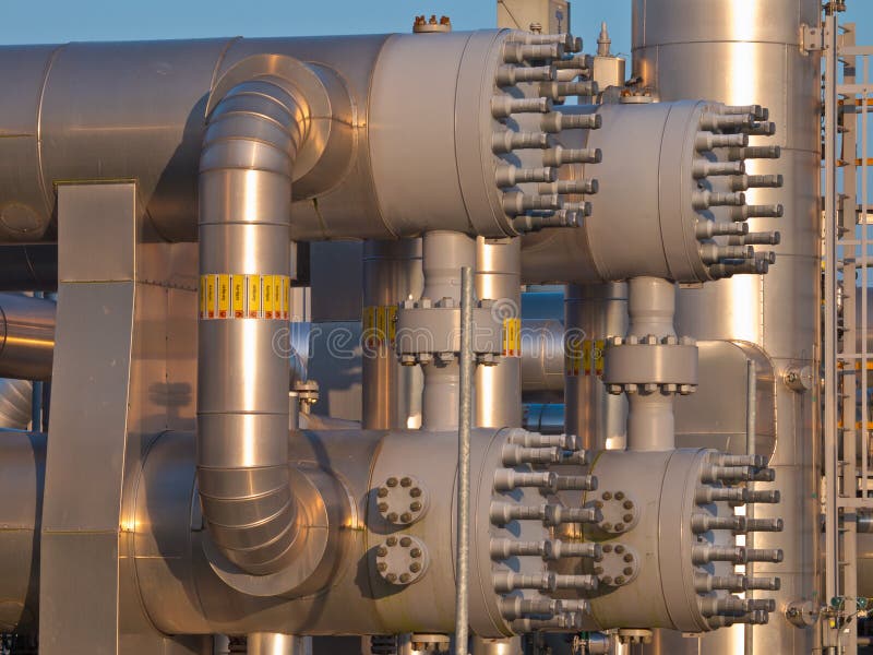Chiuda in su di un impianto di lavorazione moderno del gas naturale fotografie stock Chiuda in su di un impianto di lavorazione moderno del gas naturale fotografie stock