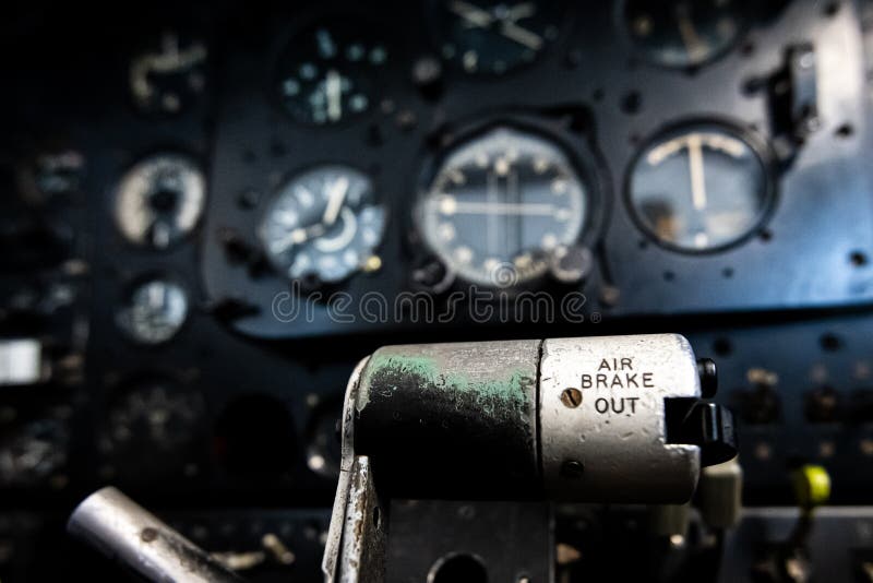 Chiuda su di una cabina di pilotaggio degli aerei che mostra gli strumenti ed i pannelli da un vecchio aereo abbandonato di due s fotografia stock libera da diritti Chiuda su di una cabina di pilotaggio degli aerei che mostra gli strumenti ed i pannelli da un vecchio aereo abbandonato di due s fotografia stock libera da diritti