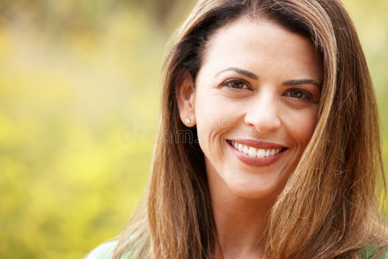 Chiuda in su di una donna ispanica all'esterno immagini stock libere da diritti Chiuda in su di una donna ispanica all'esterno immagini stock libere da diritti