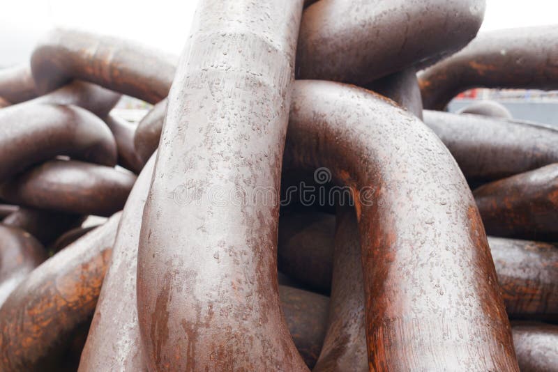Chiuda su di vecchia e catena d'ancoraggio arrugginita immagini stock libere da diritti Chiuda su di vecchia e catena d'ancoraggio arrugginita immagini stock libere da diritti
