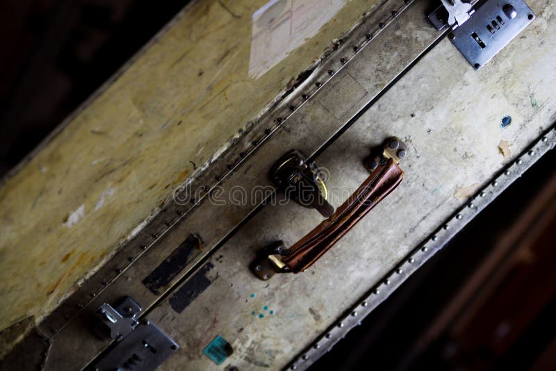 Chiuda su di vecchia valigia utilizzata isolata con i ribattini, la presa di cuoio e le serrature a combinazione fotografia stock libera da diritti Chiuda su di vecchia valigia utilizzata isolata con i ribattini, la presa di cuoio e le serrature a combinazione fotografia stock libera da diritti