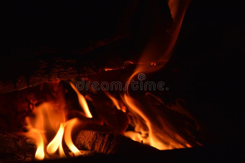 Chiuda su, macro Legno Burning nel camino Fiamma nell'oscurit? immagine stock libera da diritti Chiuda su, macro Legno Burning nel camino Fiamma nell'oscurit? immagine stock libera da diritti