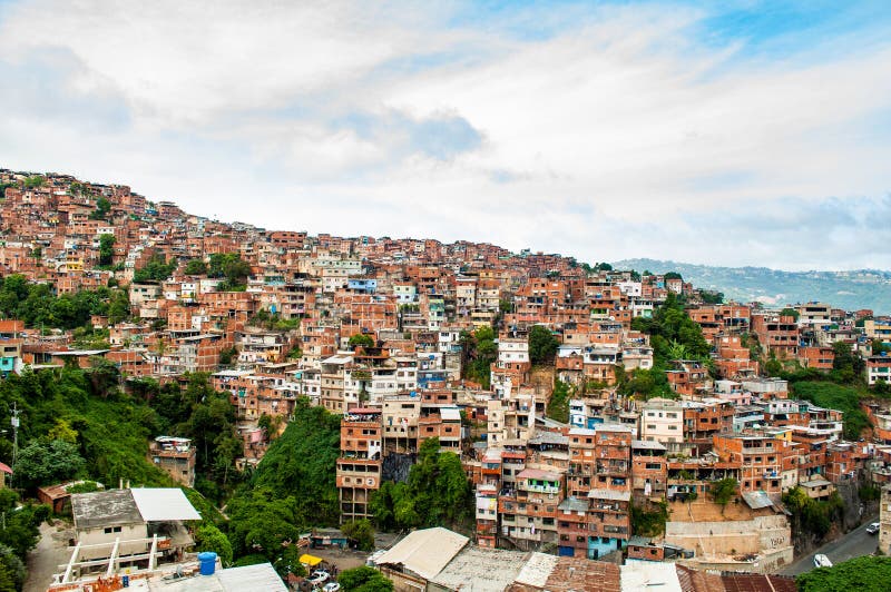 Chiuda su sopra la vista della bidonville e dei bassifondi con luce del giorno in città sudamericana con la gente immagini stock Chiuda su sopra la vista della bidonville e dei bassifondi con luce del giorno in città sudamericana con la gente immagini stock