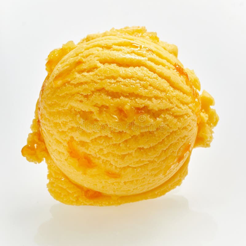 Chiuda su su un mestolo del gelato saporito della granadiglia fotografia stock libera da diritti Chiuda su su un mestolo del gelato saporito della granadiglia fotografia stock libera da diritti