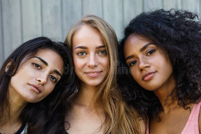 Chiuda su un ritratto di tre giovani donne fotografia stock Chiuda su un ritratto di tre giovani donne fotografia stock