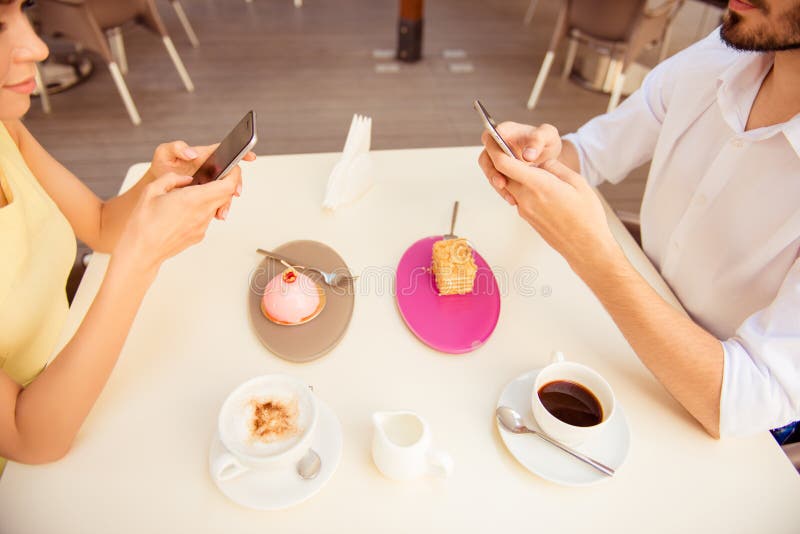 Chiuda su una foto potata di due giovani amanti, sedentesi in caffè e fotografie stock Chiuda su una foto potata di due giovani amanti, sedentesi in caffè e fotografie stock