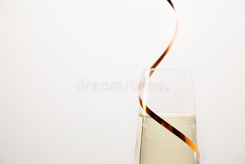 chiuda sul colpo del vetro del champagne avvolto dal nastro isolato su fondo bianco, concetto di festa immagini stock libere da diritti chiuda sul colpo del vetro del champagne avvolto dal nastro isolato su fondo bianco, concetto di festa immagini stock libere da diritti