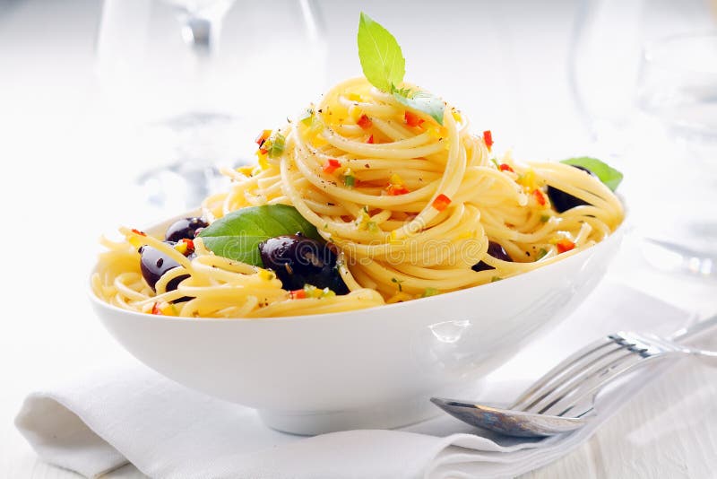 Chiuda sul colpo della pasta degli spaghetti in una ciotola bianca fotografie stock libere da diritti Chiuda sul colpo della pasta degli spaghetti in una ciotola bianca fotografie stock libere da diritti