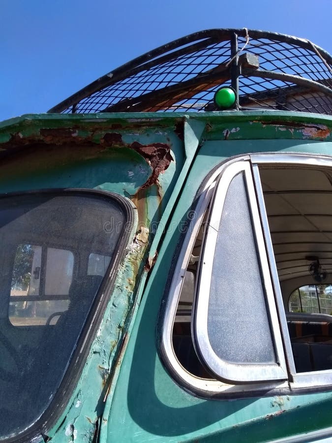 Chiuda sul dettaglio del tergicristallo e delle finestre laterali di vecchio bus verde abbandonato arrugginito fotografie stock Chiuda sul dettaglio del tergicristallo e delle finestre laterali di vecchio bus verde abbandonato arrugginito fotografie stock