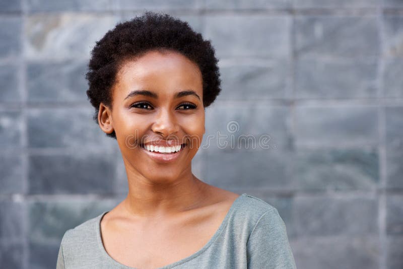 Chiuda sul giovane modello di moda femminile nero sorridente fotografia stock