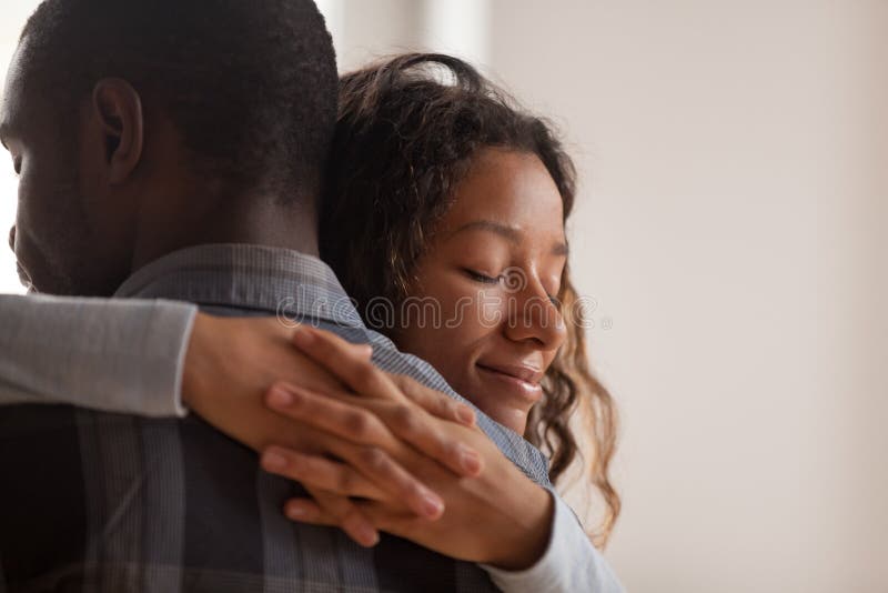 Chiuda sul marito d'abbraccio della moglie dell'africano nero