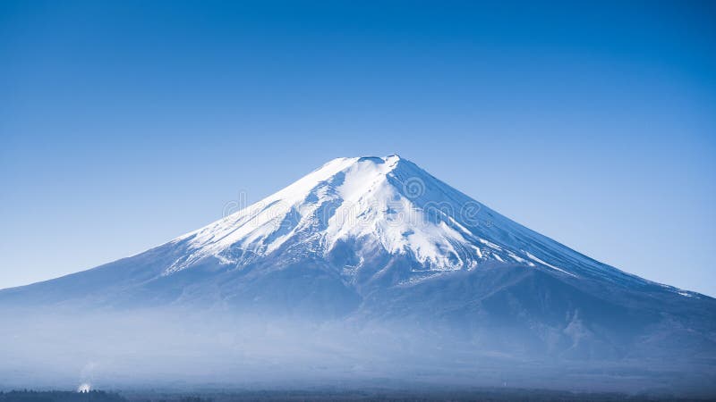 Chiuda sul picco della montagna di Fuji con il bello chiaro cielo fotografia stock Chiuda sul picco della montagna di Fuji con il bello chiaro cielo fotografia stock
