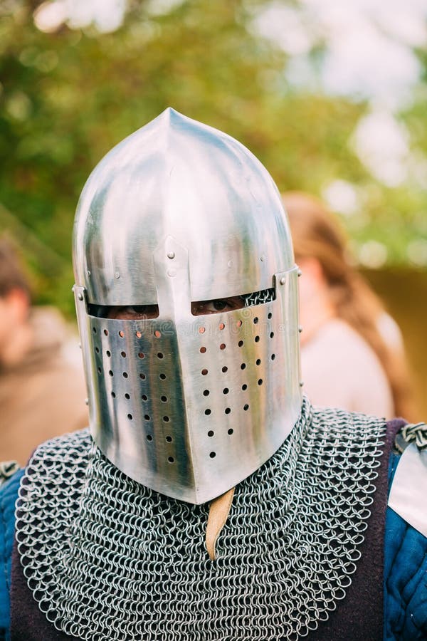 Chiuda sul ritratto del partecipante del cavaliere del guerriero fotografie stock Chiuda sul ritratto del partecipante del cavaliere del guerriero fotografie stock