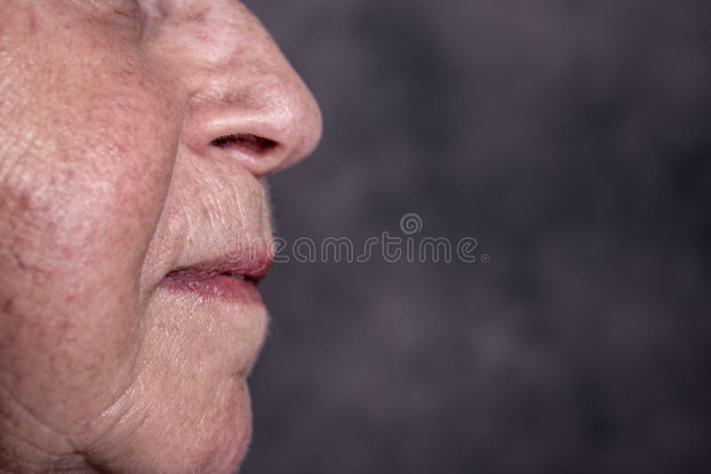 Chiuda sul ritratto della donna anziana fotografia stock libera da diritti