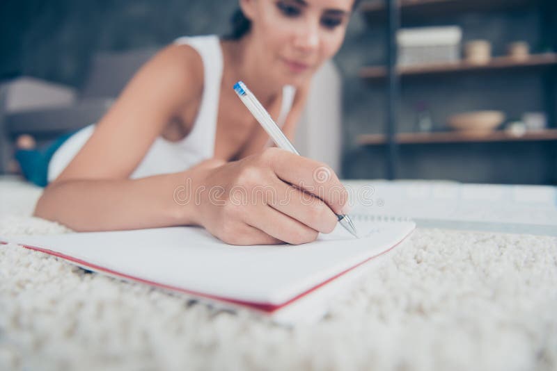 Chiuda sul ritratto della mano della donna con scrittura della matita nel quaderno, fotografie stock libere da diritti Chiuda sul ritratto della mano della donna con scrittura della matita nel quaderno, fotografie stock libere da diritti