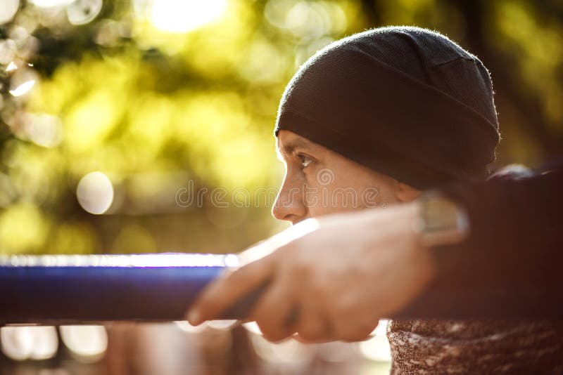 Chiuda sul ritratto di forte uomo attivo con l'ente muscolare di misura Fare gli esercizi di allenamento Sport e concetto di form fotografie stock libere da diritti Chiuda sul ritratto di forte uomo attivo con l'ente muscolare di misura Fare gli esercizi di allenamento Sport e concetto di form fotografie stock libere da diritti