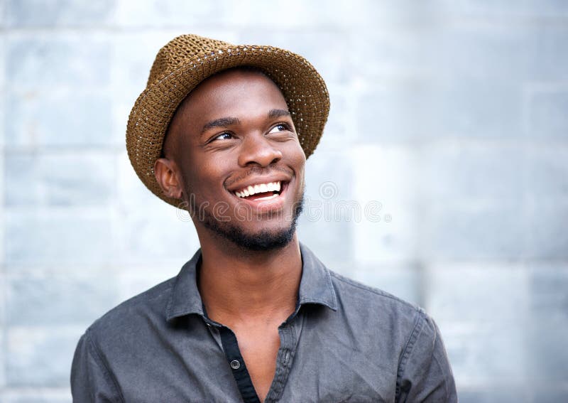 Chiuda sul ritratto di giovane risata afroamericana felice dell'uomo fotografie stock libere da diritti Chiuda sul ritratto di giovane risata afroamericana felice dell'uomo fotografie stock libere da diritti