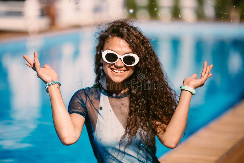 Chiuda sul ritratto di modo della donna castana sorridente sensuale di bellezza che posa nella piscina, rilassantesi godono delle immagine stock Chiuda sul ritratto di modo della donna castana sorridente sensuale di bellezza che posa nella piscina, rilassantesi godono delle immagine stock