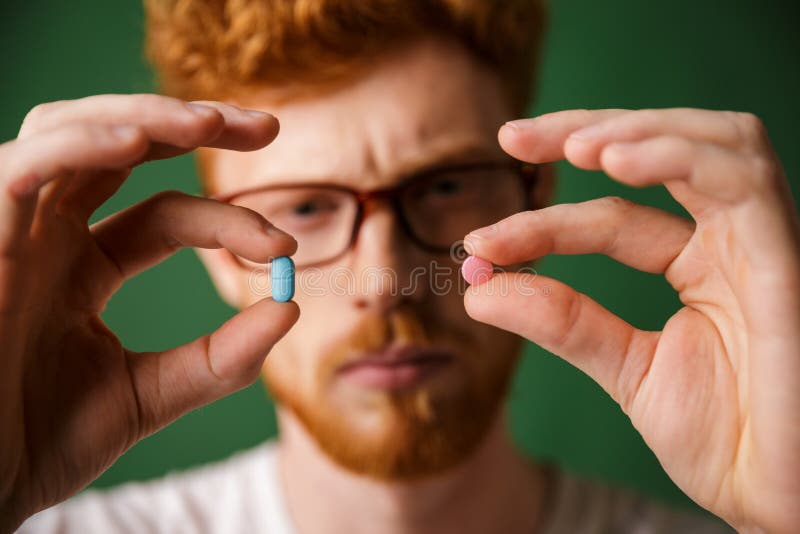 Chiuda sul ritratto di un uomo concentrato della testarossa immagini stock libere da diritti Chiuda sul ritratto di un uomo concentrato della testarossa immagini stock libere da diritti