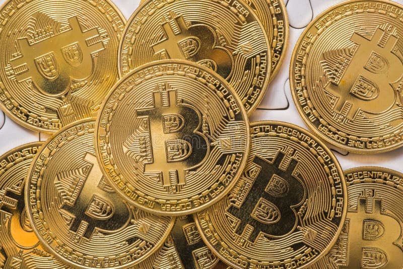 Chiuda sul tiro di Bitcoin dorato, selettivo messo a fuoco Concetto di finanza e dei soldi elettronici fotografie stock libere da diritti Chiuda sul tiro di Bitcoin dorato, selettivo messo a fuoco Concetto di finanza e dei soldi elettronici fotografie stock libere da diritti